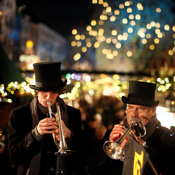 Weihnachtliche Live-Musik vor dem Jan-von Werth-Brunnen auf dem Alter Markt